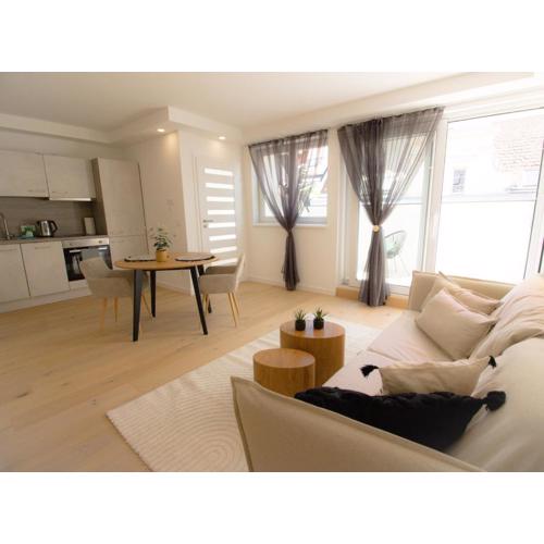 Cozy Central Apartment with Wooden Accents & Terrace l JOS16