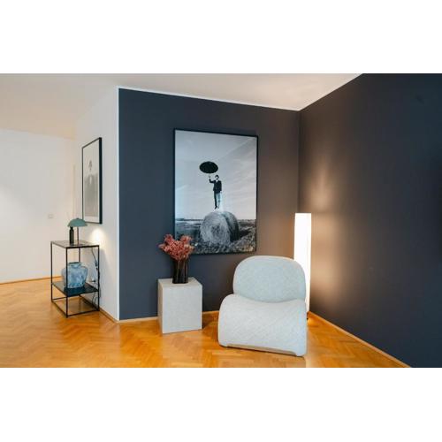 Cozy Corner Perfect for 4 to 6 hip area and parking