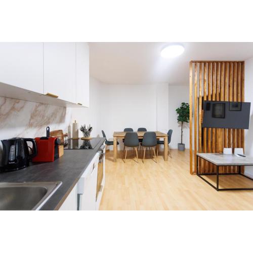 Cozy Family & Group Apartment - 15 min to Center