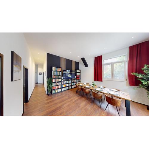 CROWN LIVING Design Loft, Küche, Bibliothek, Gartensitzplatz