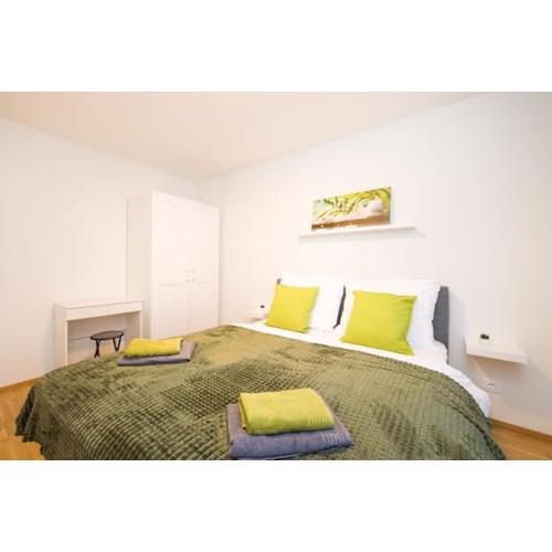 Deluxe City Apartment with balcony! Free Garage Parking included!