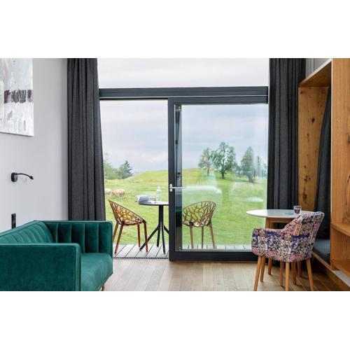 Design-Chalet mit Teilseeblick, Pool, Spa & Restaurant