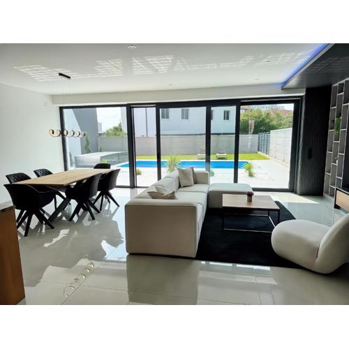 Design-Villa mit privatem Pool, Whirlpool & stimmungsvoller Beleuchtung