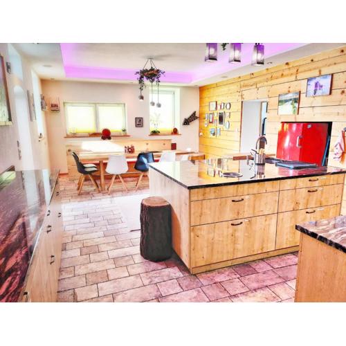 DMG - 'Large, Luxurious Ground Floor' Apartment