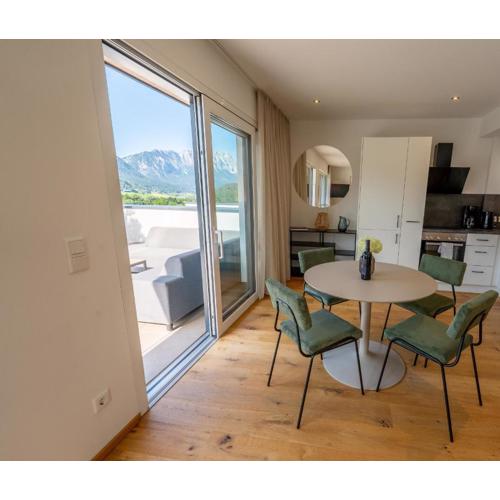 Drei Berge Blick - Moderne Ferienwohnung mit Panorama-Terrasse in Gröbming