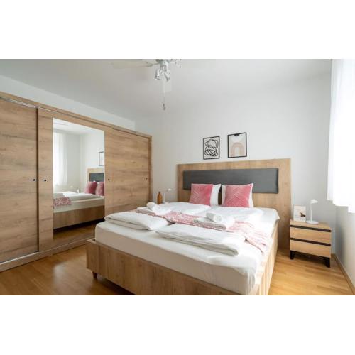 Elegant 1BR Flat with Balcony by HM