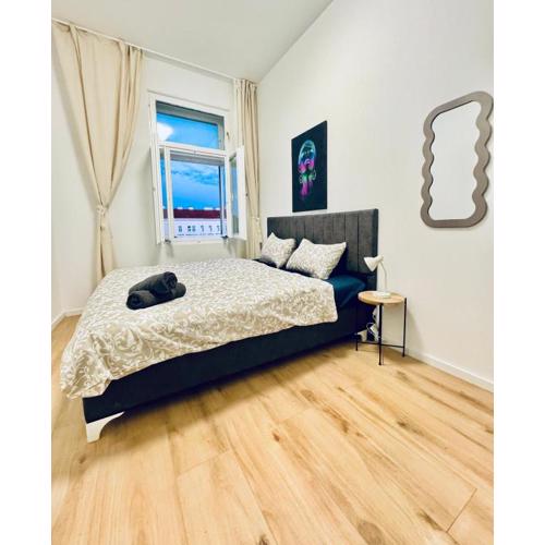 Elegant 4BR Apt, Prime Location Near Westbahnhof