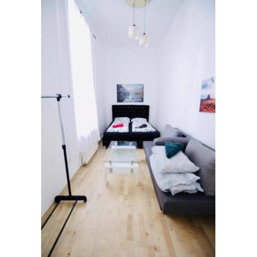 Elegant & Modern 3BR Apartment Near Augarten Park