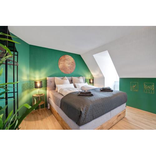 Emerald Design - Historic City Center with Free Parking & Panoramic View by HERO HOMES