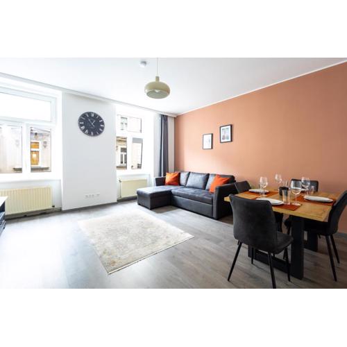 Enjoy Apartments, quiet street, apartment with two bedrooms sleeps 6 AC