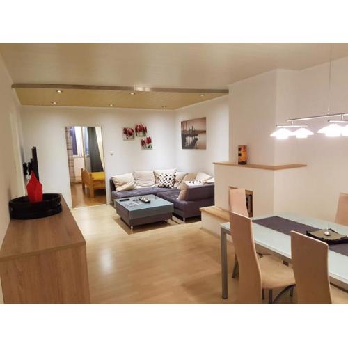 Esslinger Hauptstr Spacious apartment with loggia