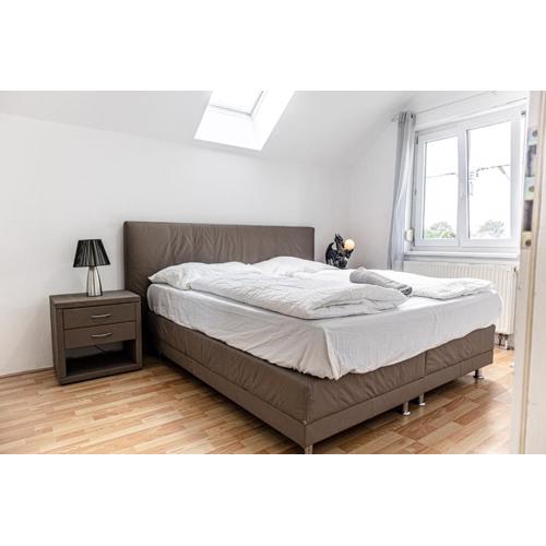 Exquisite Rooms in Shared Villa with Garden & Parking
