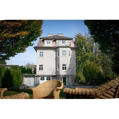 Family Wellhouse Green Garden direct in Salzburg, sunny big garden, up to 16 pax, bikes for free, BBQ, sunbeds, parking for free, 15 min sound of music