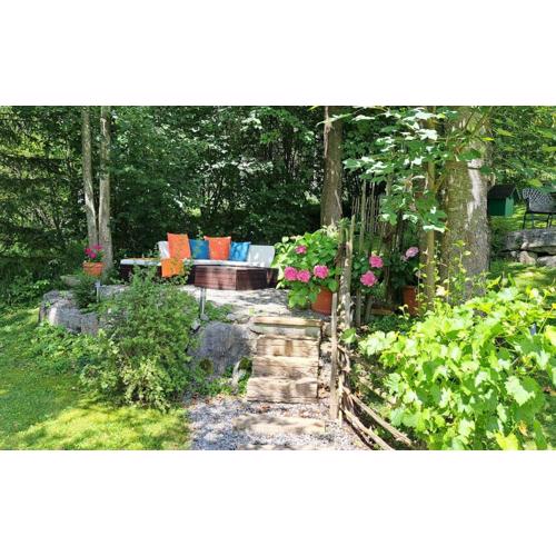 Ferienhaus Lechner am Waldrand mit Sauna, Bergblick und Naturgarten"