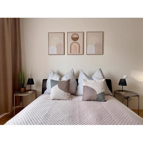 Fresh Apartment Upstairs & Free Parking