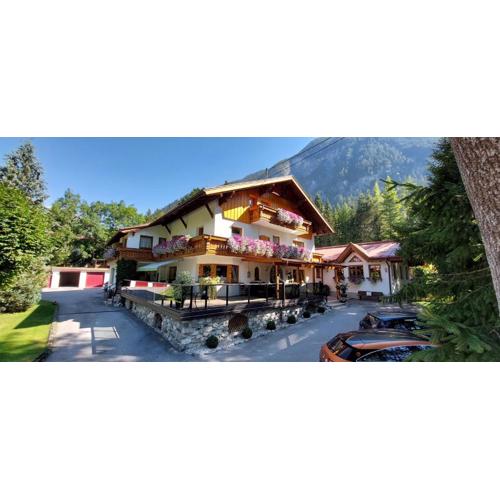 Gästehaus Almrausch, Ferienanlage mit Pool