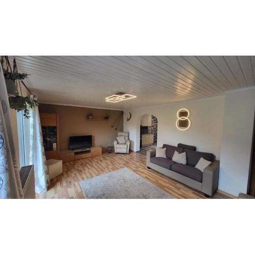 Geräumig ausgelegte Ferienwohnung in der oberen Etage mit Bergblick vom privaten Balkon
