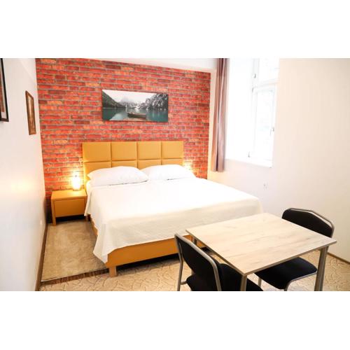 «Go West» guest rooms