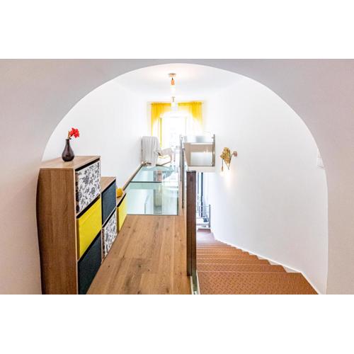 GOLDEN LION APARTMENT by JR City Apartments