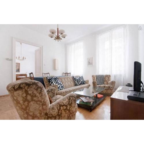 Grand, Central 2BR Apartment