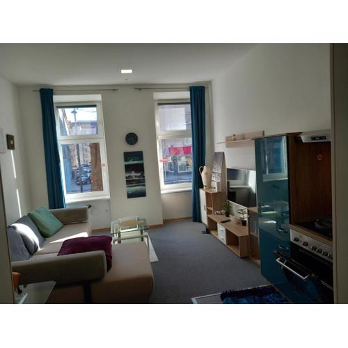 Gutbau com, Whole Apartment 4u, Self-Check-in, Top-Location, Underground & Shops under window, 3-5min Walking to Swimming & footbal Stadion, Wake-up in sunshine
