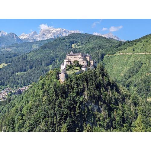 Haus Biechl mit Blick auf die Burg Hohenwerfen