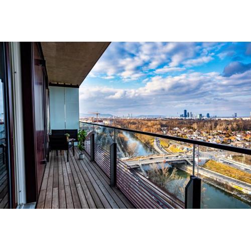 High Rise Balcony I Roof Top Pool I Close to Metro