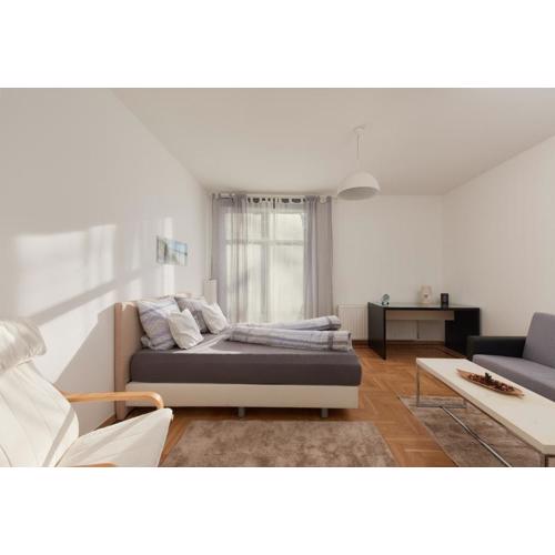 Historic Redesigned Schönbrunn Palace Apartments w Free Parking and 24h Check-in