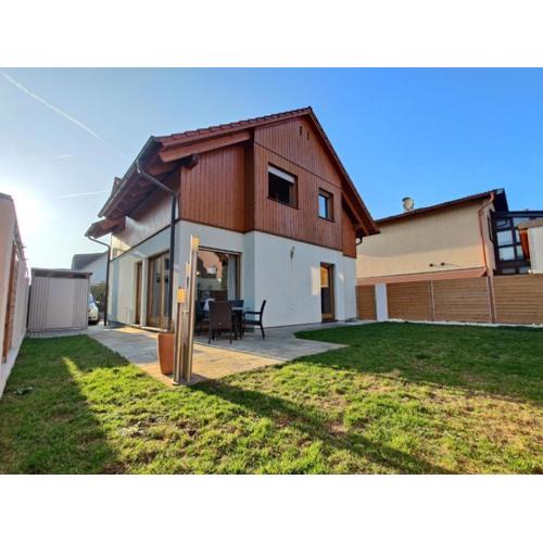 House for family, friends and business
