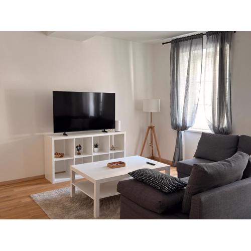 Iconic Central Historic 3BR - Balcony, WIFI & Netflix