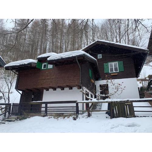 Kleine Alpenhütte in Lend neben der Salzach
