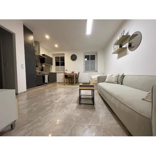 Kleine moderne 3-Bett Wohnung/Apartment