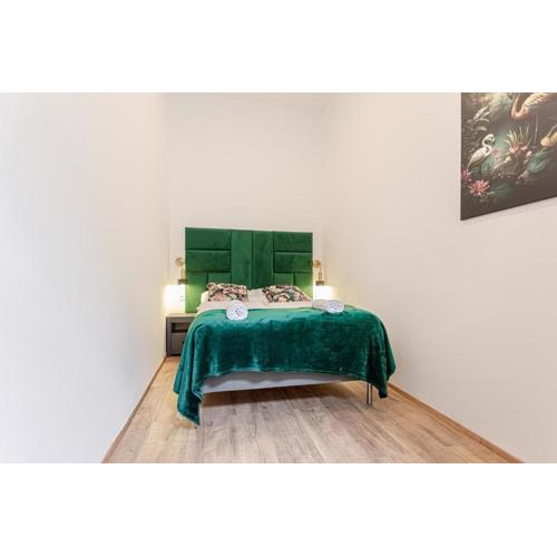 Lovely 1BR & 1LR Ground Floor Gem 15 min to City Center via U3