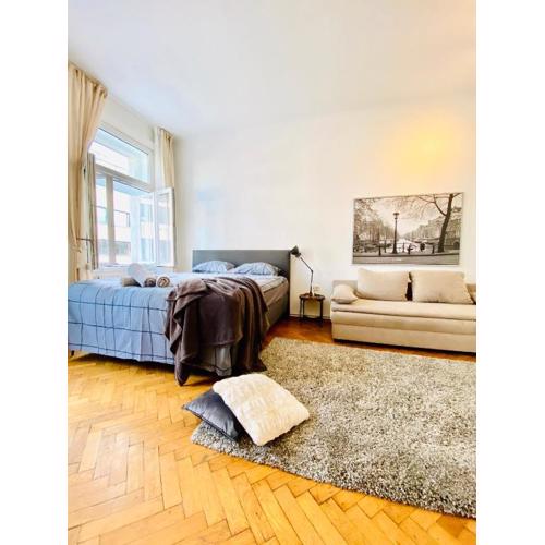 Lovely 2BR Apt, 7- Min to Westbahnhof