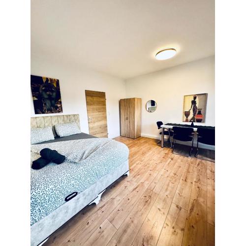 Lovely 3BR Apt with Private Garden for 8 People