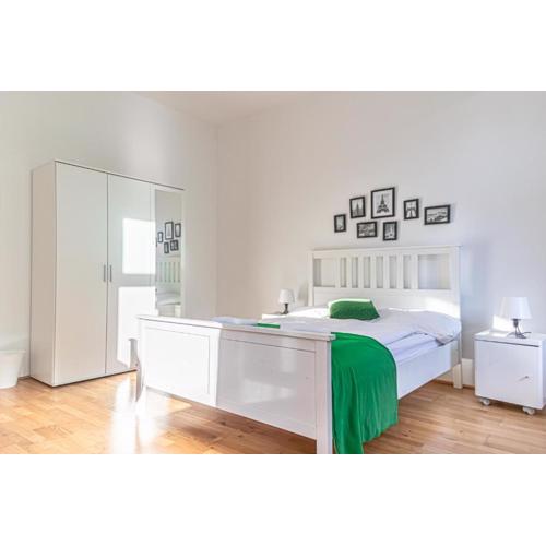 Lovely 3BR Shared Apt Near Belvedere Great for Long Stays