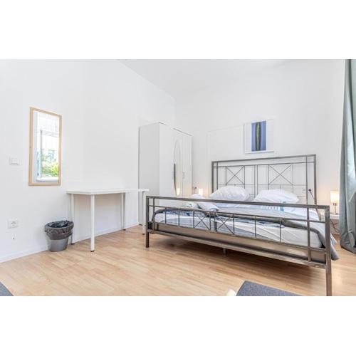 Lovely 6BR Shared Apt with Garden Near Lorenz Böhler & Danube