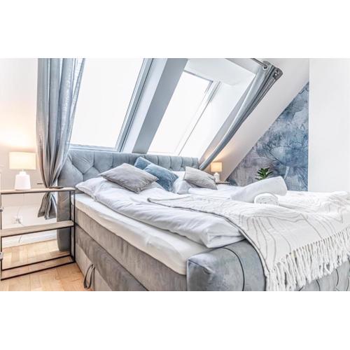 Luxury 2BR and 1LR Apartment with Balcony - 9 min to Center