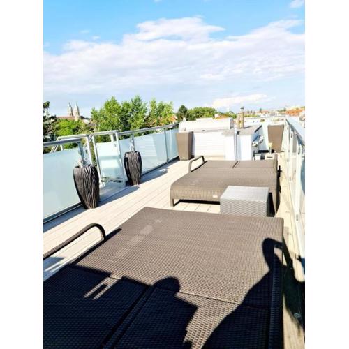 luxury 4 bedroom roof apt with 3 balconies & view