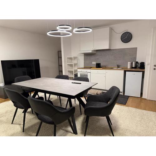 Luxury Apartment with Patio - Free Parking