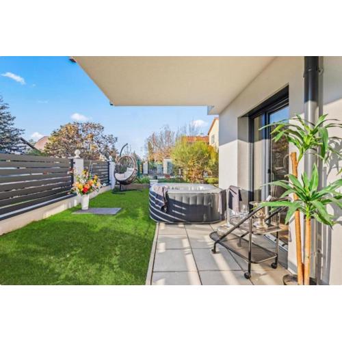 Luxury Long-Term Apartment with Garden & Whirlpool