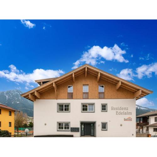 Luxury penthouse with Balcony Ski Storage Carport Lift