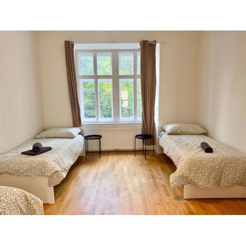 Modern 2BR Long-Term Apartment with Free Parking
