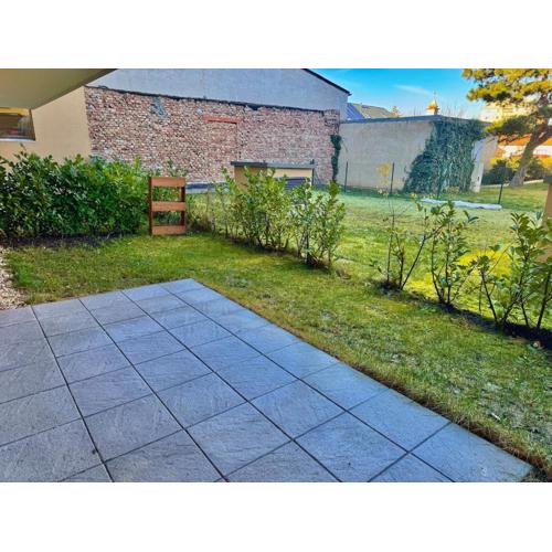 Modern Apartment Garden with 5 Single Beds