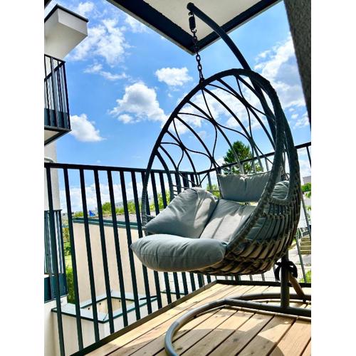 Modern Apartment with Terrace & Free Parking - Nearby Metro