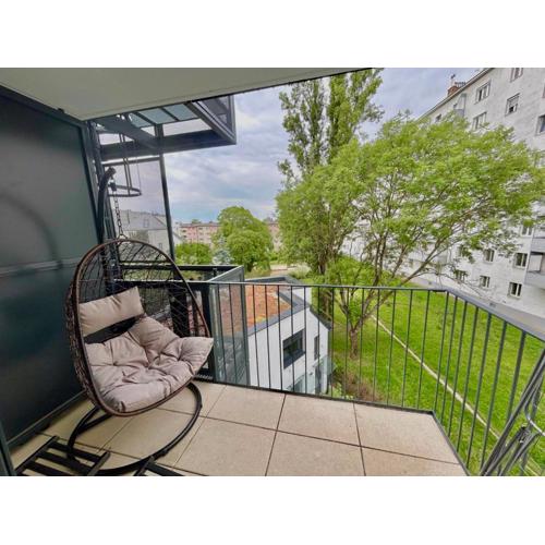 Modern Danube Apartment with Balcony & Free Parking