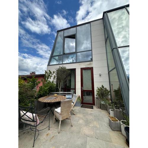 MODERN LUXURY FOREST APARTMENT - 30 mins to center