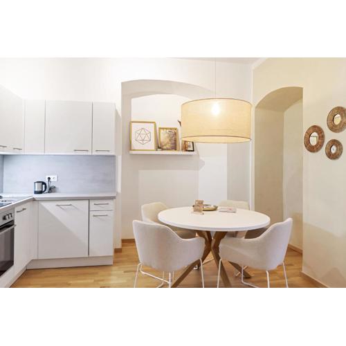 Moderne Zwei Zimmer Altbauwohnung im Stadtkern
