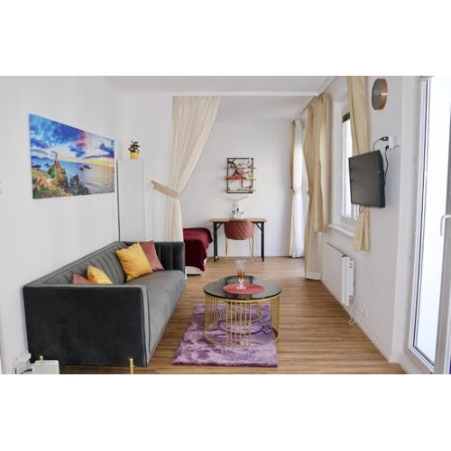 NEW City Terrace Apartment And Open Kitchen