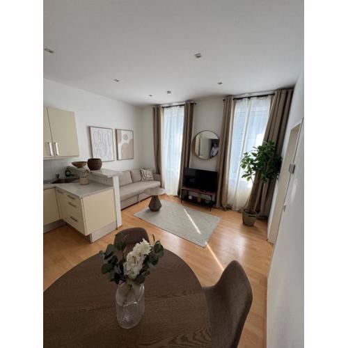 Next to Schönbrunn I 10 min to U4 I Free WiFi